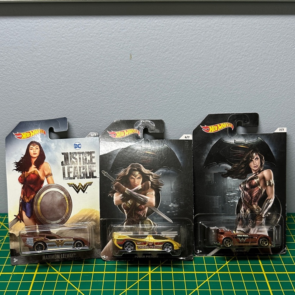 DC Justice League Wonder Woman Hot Wheels Car - Red and Gold